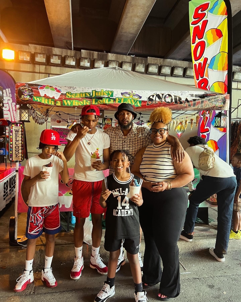 Happy family enjoying snoballs at Seaux Juicy stand